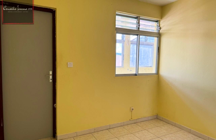 Location Appartement T3 au dernier &eacute;tage &agrave; Rivi&egrave;re-Sal&eacute;e