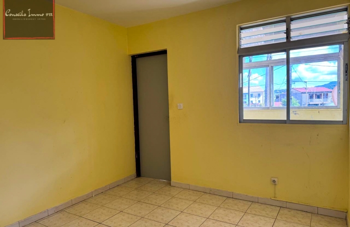 Location Appartement T3 au dernier &eacute;tage &agrave; Rivi&egrave;re-Sal&eacute;e