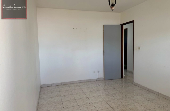 Location Appartement T3 au dernier &eacute;tage &agrave; Rivi&egrave;re-Sal&eacute;e