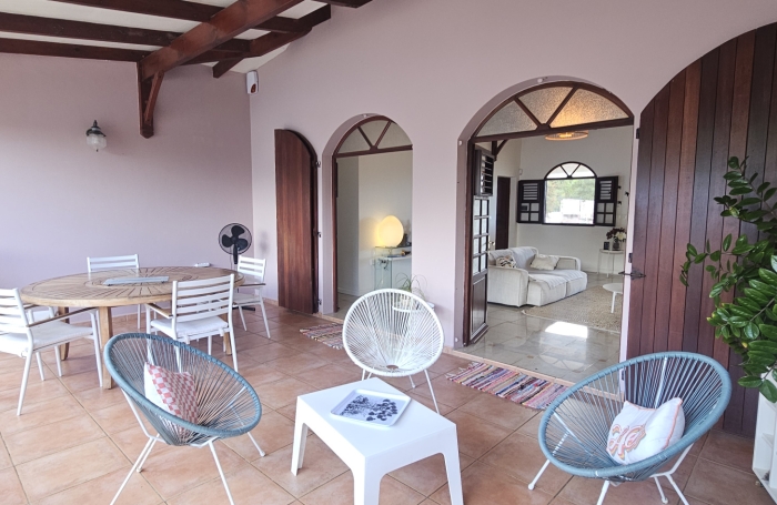 Grande maison F5 avec terrasses, piscine, vue mer et beau terrain paysag&eacute;