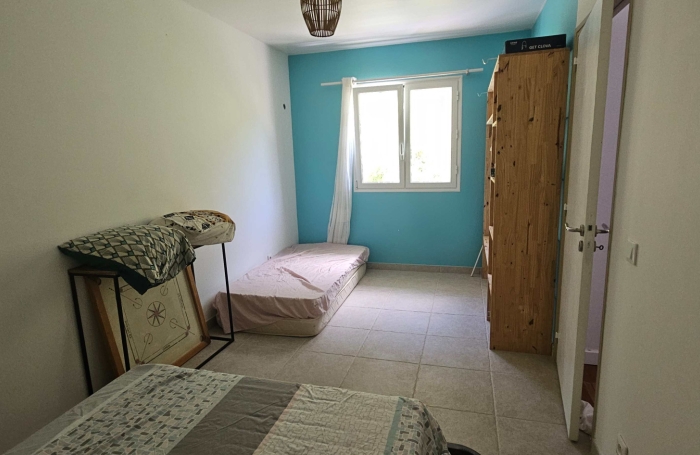 Belle maison F4 en dur avec piscine, jardin au calme dans la nature