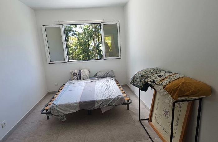 Belle maison F4 en dur avec piscine, jardin au calme dans la nature