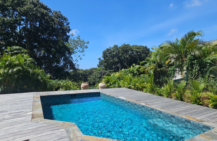 Belle maison F4 en dur avec piscine, jardin au calme dans la nature