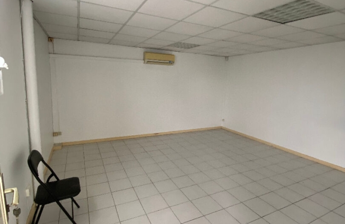 Location Local commercial 25m&sup2; Ducos