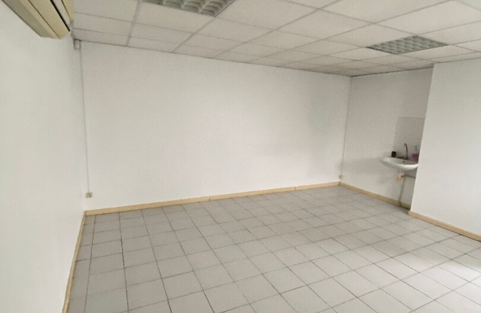 Location Local commercial 25m&sup2; Ducos