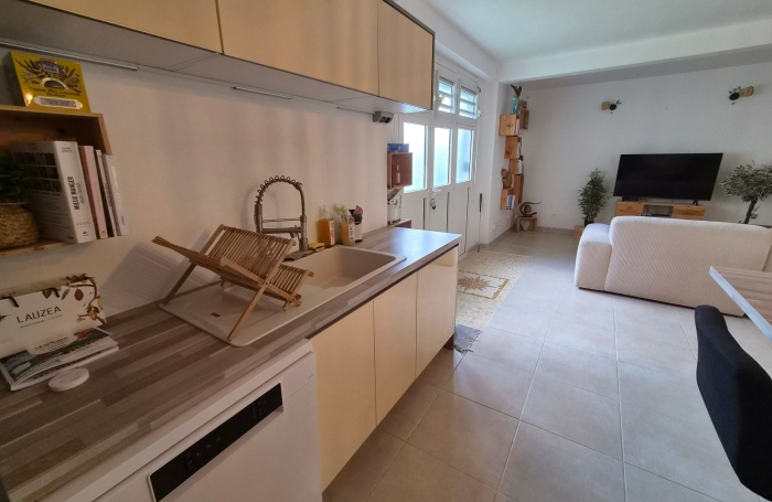 Maison F4 + F5 meubl&eacute; et &eacute;quip&eacute;e en tr&egrave;s bon &eacute;tat.