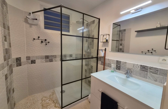 Maison F4 + F5 meubl&eacute; et &eacute;quip&eacute;e en tr&egrave;s bon &eacute;tat.