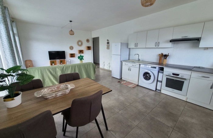 Maison F4 + F5 meubl&eacute; et &eacute;quip&eacute;e en tr&egrave;s bon &eacute;tat.