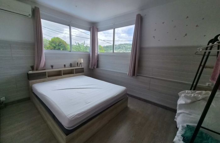 Maison F4 + F5 meubl&eacute; et &eacute;quip&eacute;e en tr&egrave;s bon &eacute;tat.