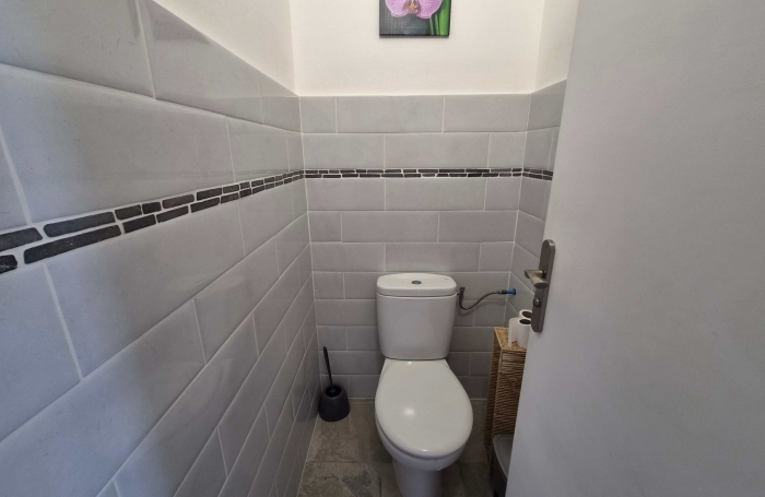 Maison F4 + F5 meubl&eacute; et &eacute;quip&eacute;e en tr&egrave;s bon &eacute;tat.