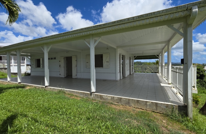 A vendre Charmante maison T4 avec piscine, jardin et grand garage &agrave; SAINT-JOSEPH