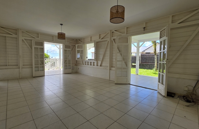 A vendre Charmante maison T4 avec piscine, jardin et grand garage &agrave; SAINT-JOSEPH