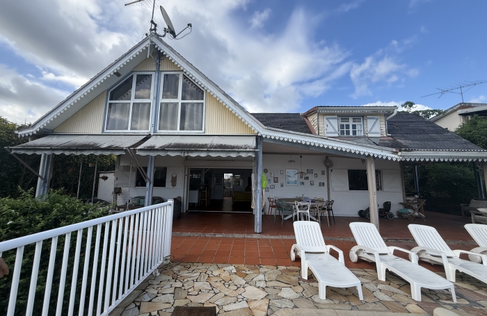 VILLA T4  meubl&eacute; DUPLEX LES PIEDS DANS L EAU