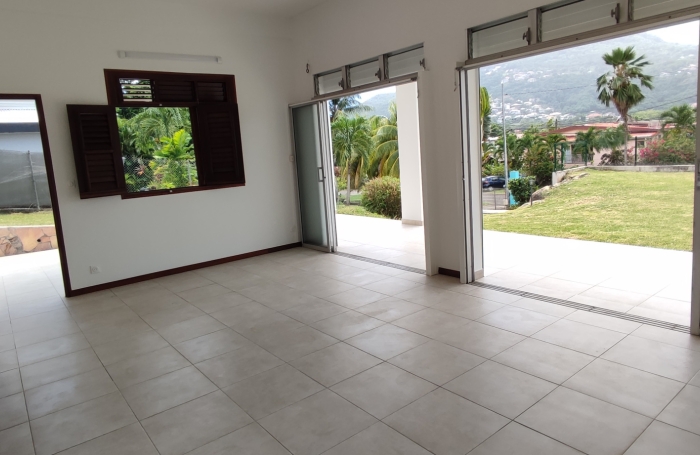 Bas de villa en rez de jardin &agrave; quelques pas de la plage - TROIS-ILETS