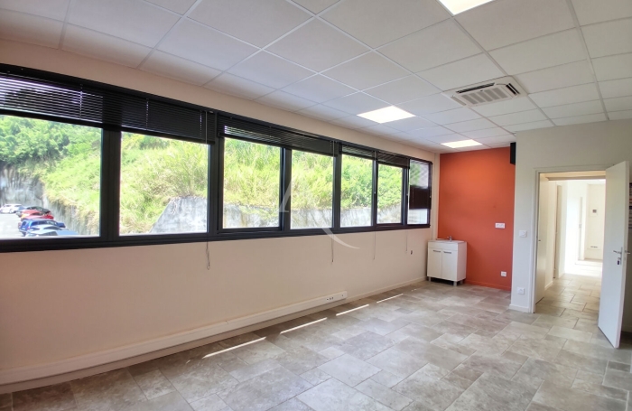 Location Bureaux 71.2m&sup2; Ducos