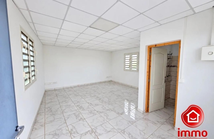 Location Local commercial 29m&sup2; 1 pièce Rivi&egrave;re Sal&eacute;e