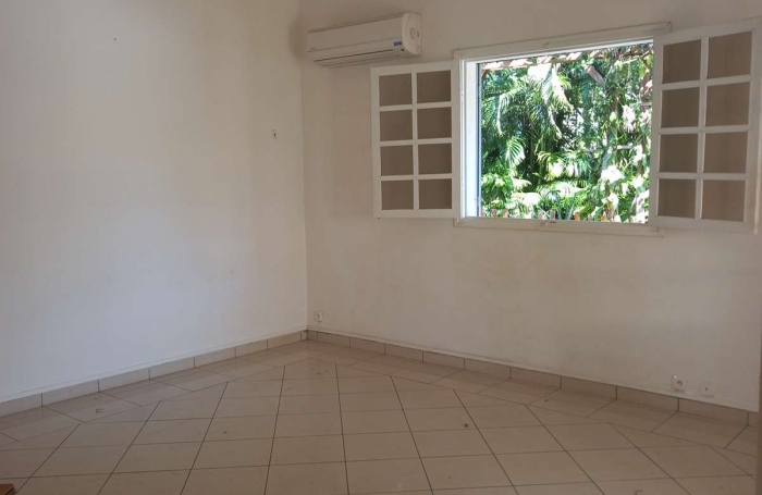 Villa en vente avec 4 pièces à Sainte-Clotilde pour 365000.00 €