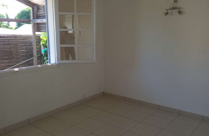 Villa en vente avec 4 pièces à Sainte-Clotilde pour 365000.00 €