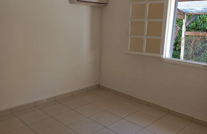 Villa en vente avec 4 pièces à Sainte-Clotilde pour 365000.00 €