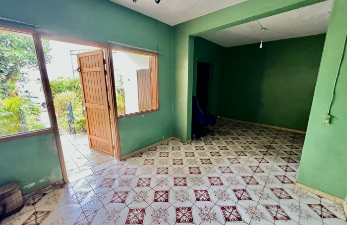 TAMPON 97430 - MAISON DE PLAIN PIED - À RAFRAÎCHIR - EMPLACEMENT DE CHOIX