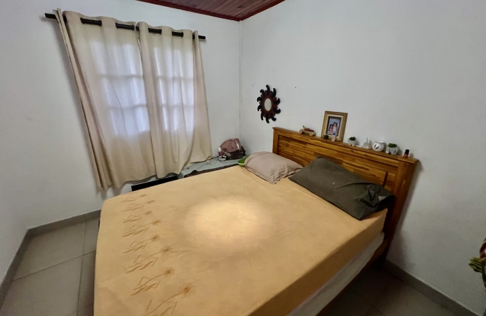 SAINT PIERRE 97410 - BELLE VILLA HABITABLE DE SUITE - EMPLACEMENT DE CHOIX