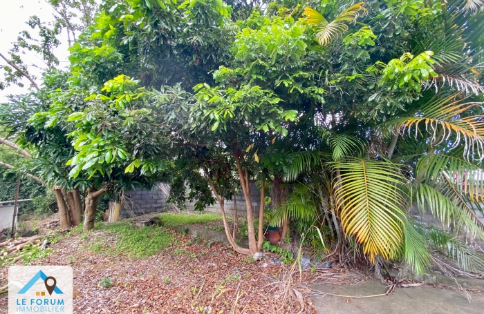 SAINT PIERRE 97410 - TERRAIN PLAT AVEC VUE DEGAGEE - EMPLACEMENT DE CHOIX