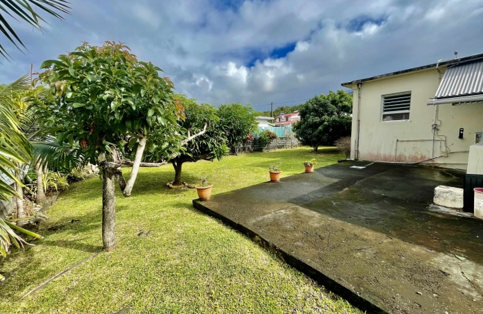 SAINT PHILIPPE 97442 - VILLA À RAFRAÎCHIR - TERRAIN PLAT ET PISCINABLE - ENVIRONNEMENT PRISÉ