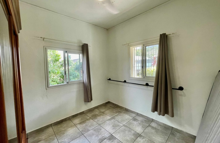 SAINT PHILIPPE 97442 - VILLA À RAFRAÎCHIR - TERRAIN PLAT ET PISCINABLE - ENVIRONNEMENT PRISÉ