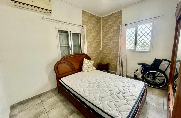 SAINT PHILIPPE 97442 - VILLA À RAFRAÎCHIR - TERRAIN PLAT ET PISCINABLE - ENVIRONNEMENT PRISÉ