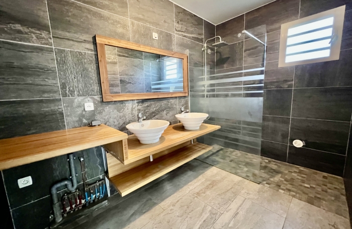 SAINT PHILIPPE 97442 - VILLA F4 DE PLAIN PIED - FONCTIONNELLE - BEAUX VOLUMES - PROCHE CENTRE