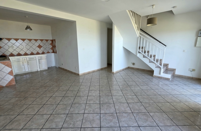 SAINT JOSEPH 97480 - MAISON À ETAGE - ENTRETENUE ET LUMINEUSE - VUE MER - PROCHE COMMODITES