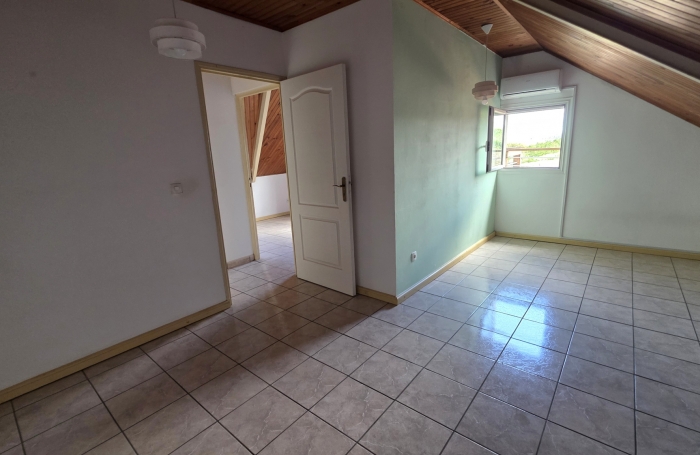 SAINT JOSEPH 97480 - MAISON À ETAGE - ENTRETENUE ET LUMINEUSE - VUE MER - PROCHE COMMODITES