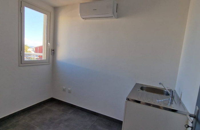 A LOUER - LOCAL COMMERCIAL - RAVINE DES CAFRES SAINT PIERRE - 1520€ TTC