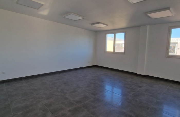 A LOUER - LOCAL COMMERCIAL - RAVINE DES CAFRES SAINT PIERRE - 1520€ TTC