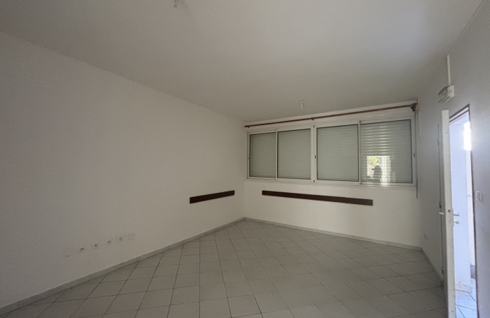 &Agrave; LOUER - LOCAL PROFESSIONEL - TAMPON