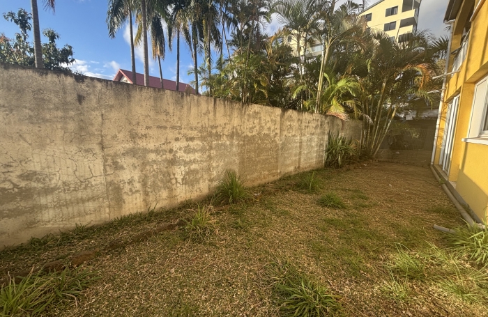 &Agrave; LOUER - LOCAL PROFESSIONEL - TAMPON