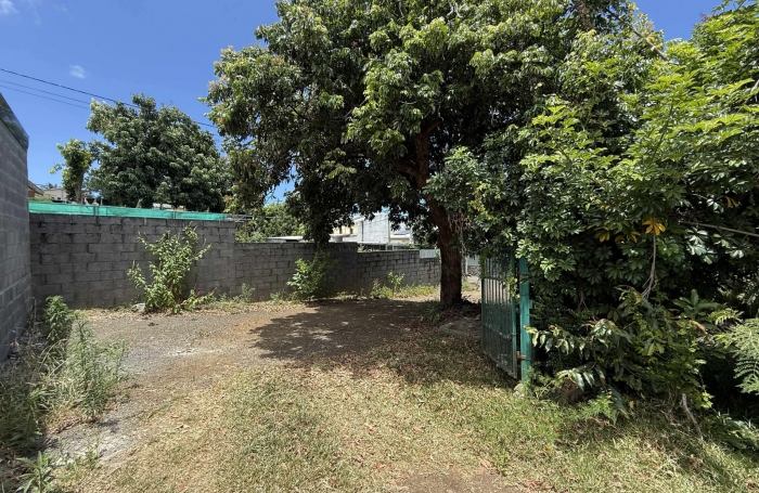 SAINT PIERRE 97410 - TERRAIN PLAT ET CLOTURE - ZONE UF - SECTEUR RECHERCHÉ