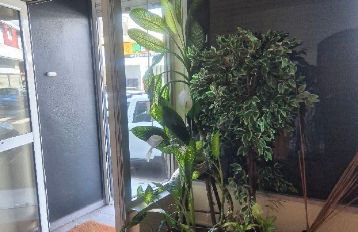 A LOUER - LOCAL de 60m2 -  CENTRE VILLE DE SAINT-PIERRE - Activit&eacute;s autoris&eacute;es : commerce, bureau, service (Ho