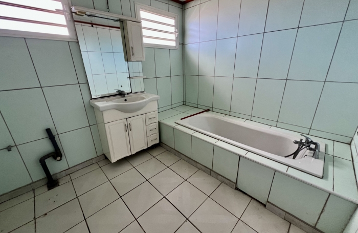 PETITE ILE 97429 - VILLA F4 EN PARFAIT ETAT - BEAUX VOLUMES - QUARTIER PRISE - FACILE D'ACCES