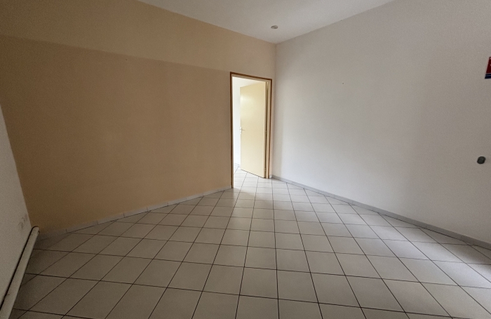 &Agrave; LOUER LOCAUX - TAMPON