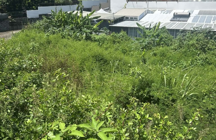 &Agrave; Sainte-Suzanne, terrain &agrave; b&acirc;tir de 480m2 &agrave; acheter