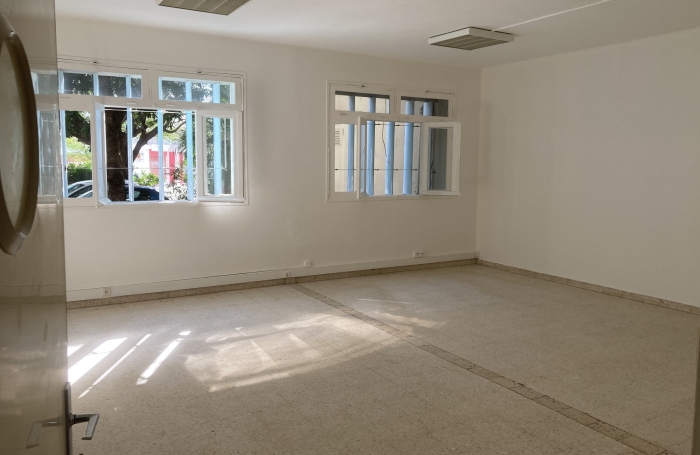 &Agrave; LOUER LOCAL DE 129 m2 - SAINT-PIERRE