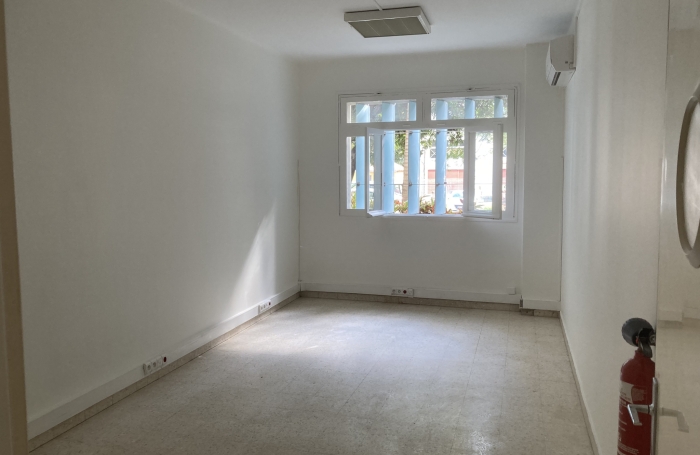 &Agrave; LOUER LOCAL DE 129 m2 - SAINT-PIERRE
