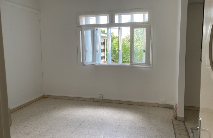 &Agrave; LOUER LOCAL DE 129 m2 - SAINT-PIERRE