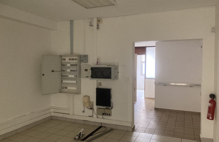&Agrave; LOUER LOCAL DE 129 m2 - SAINT-PIERRE