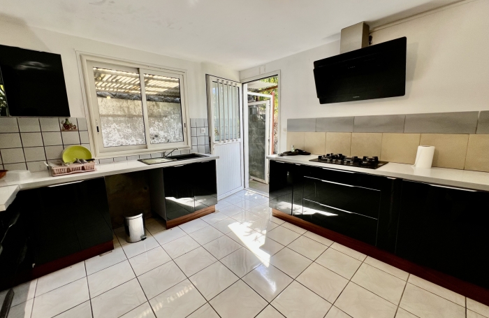 PETITE ILE 97429 - VILLA AGR&Eacute;ABLE - VASTE PARCELLE - POSSIBLE INVESTISSEMENT - CADRE AGR&Eacute;ABLE