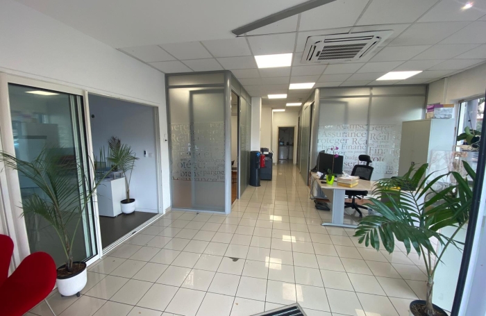 A louer local commercial ou bureau 110m2 - La Possession
