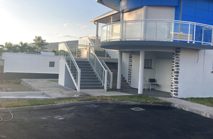 Local Professionnel - 78.82m2 - La Riviere Saint-Louis