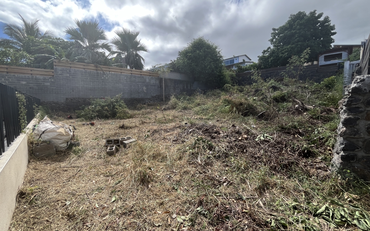 TERRAIN CONSTRUCTIBLE 535 M&sup2; &ndash; SAINT-LEU &ndash; VUE MER PARTIELLE