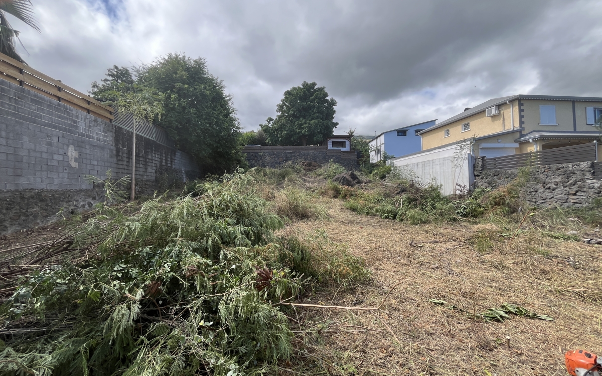 TERRAIN CONSTRUCTIBLE 535 M&sup2; &ndash; SAINT-LEU &ndash; VUE MER PARTIELLE